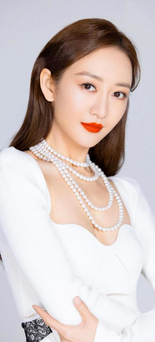 王鷗顏值高、身材佳，一襲白色禮服氣質線上，女人味十足