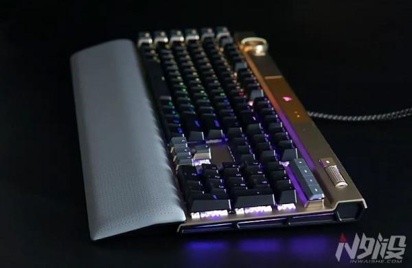 盡帶黃金甲 海盜船K100璀璨金特別版機械鍵盤圖賞