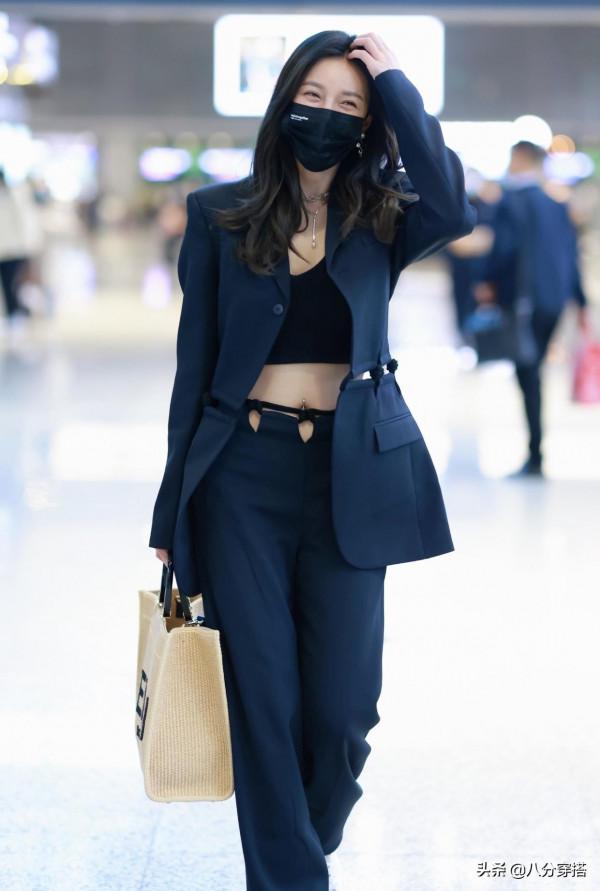 沈夢辰也是個“時髦精”，粉色小香風針織衫配黑色長褲，高挑精緻