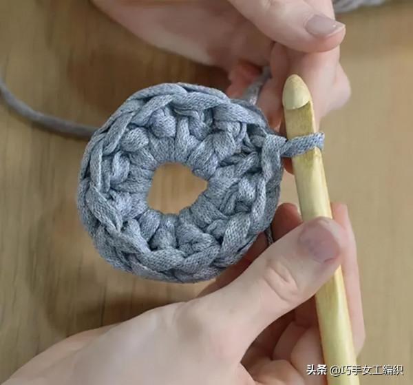 家裡的舊毛線，拿來鉤幾個圓形凳子，簡單好學，全家人都會喜歡