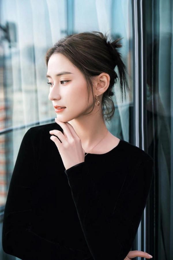 何超蓮好好看，狀態也一直線上 名媛千金的氣質就是不一樣呀