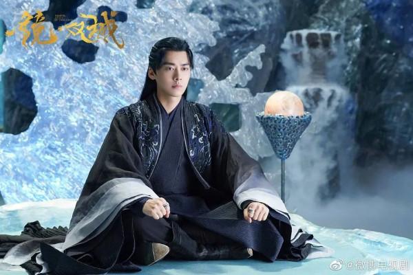 一部《鏡&CenterDot;雙城》，將好不容易轉型的李易峰，&OpenCurlyDoubleQuote;打&rdquo;回了&OpenCurlyDoubleQuote;原型&rdquo;