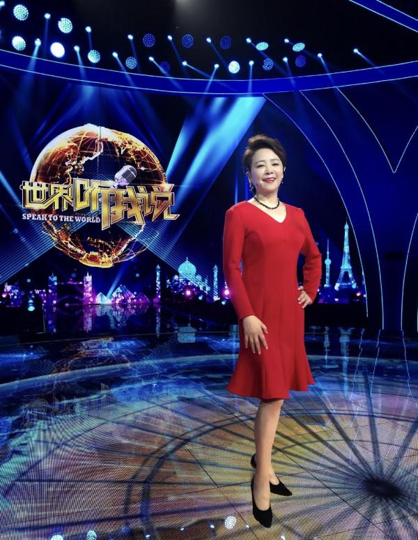 張瑜活成了50後的驕傲，一襲黑色裹身連衣裙端莊穩重，氣質感滿分