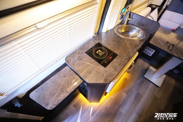 這幾款福特房車帶升頂功能，獨立衛浴和大水電配置，比寶馬3便宜