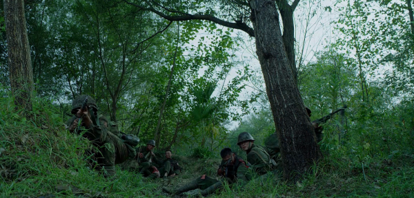 《王牌部隊》特殊的回憶殺：五分錢的冰棒，看不見的“敵人”