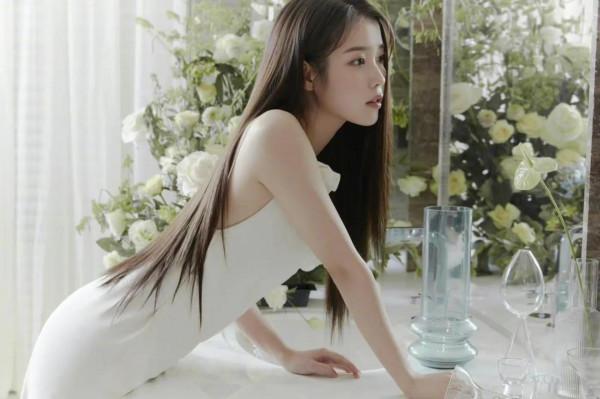 IU &ZeroWidthSpace;&ZeroWidthSpace;&ZeroWidthSpace;禮服太美了