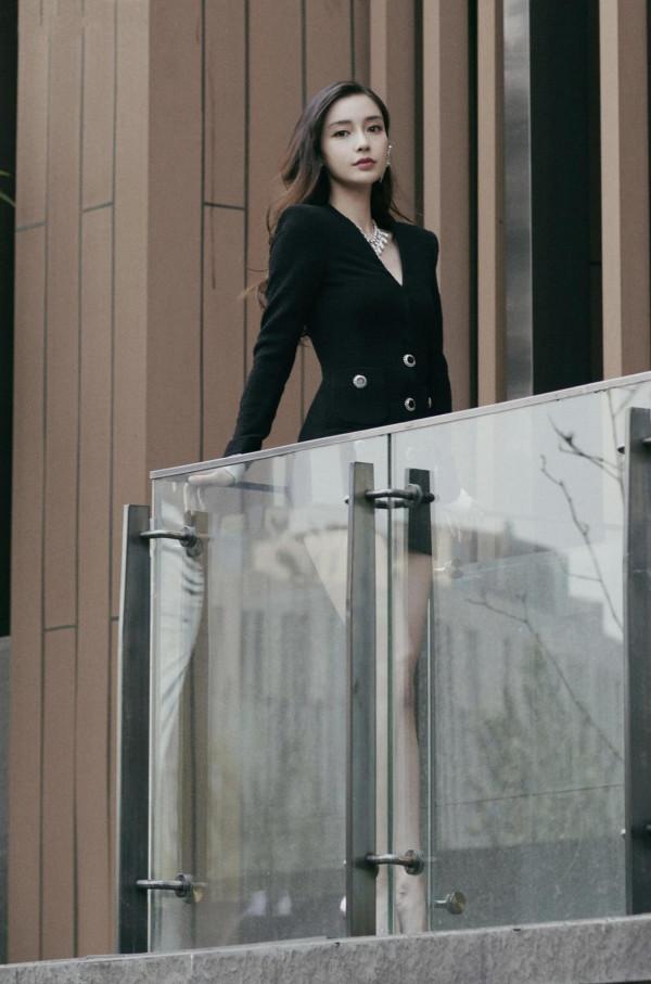 Angelababy穿黑色西服超短裙出席活動，胸前項鍊很有特色