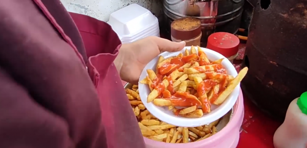 阿富汗10歲男孩在街頭賣薯條，靠自己養家餬口，懂事得讓人心疼