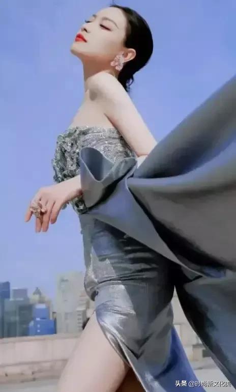 倪妮長相高階,有一種與眾不同的氣質,銀灰色的長裙美出了新高度 倪妮長相高階,有一種與眾不同的氣質,銀灰色的長裙美出了新高度