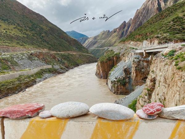 西藏洛隆的重要橋樑,就在國道349旁邊,曾是跨越怒江的唯一通道 西藏洛隆的重要橋樑,就在國道349旁邊,曾是跨越怒江的唯一通道