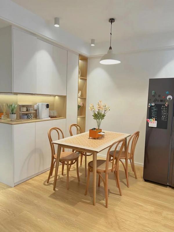 她家72平米，全屋不弔頂，不做背景牆，簡約耐看又顯大，人見人誇