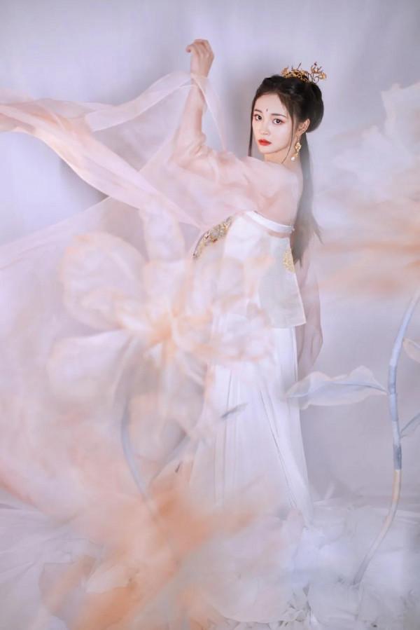 周潔瓊白皙透亮，水潤光澤，明豔動人，楚楚可人