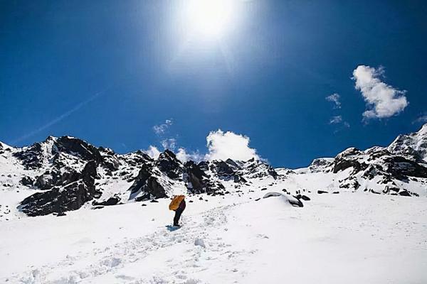 98年，美國女登山家在海拔8千米倒下，9年後有人看不下去將其安葬