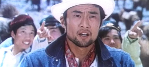 1987年一部合拍動作片，導演親自當替身被火燒，女主角長相驚豔