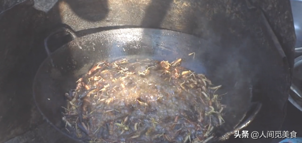 河北大叔當街賣重口味小吃,50元1斤現炸現吃,很多人都不敢吃 河北大叔當街賣重口味小吃,50元1斤現炸現吃,很多人都不敢吃