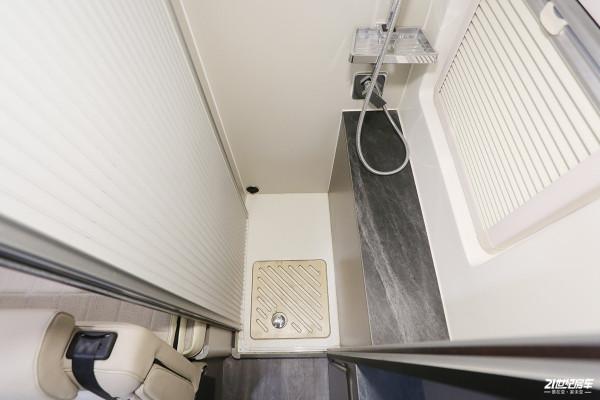 年輕人的第一臺Vanlife露營車,定製車漆+黑化套件,帥氣 年輕人的第一臺Vanlife露營車,定製車漆+黑化套件,帥氣