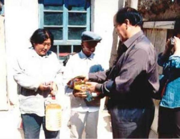 寇金成:三歲時被狼咬掉半張臉,靠吸米糊存活,娶妻後如何生活? 寇金成:三歲時被狼咬掉半張臉,靠吸米糊存活,娶妻後如何生活?