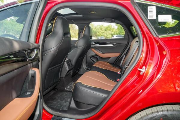 高品質純電家轎，配備“刀片電池”，續航600km，12.98萬起售