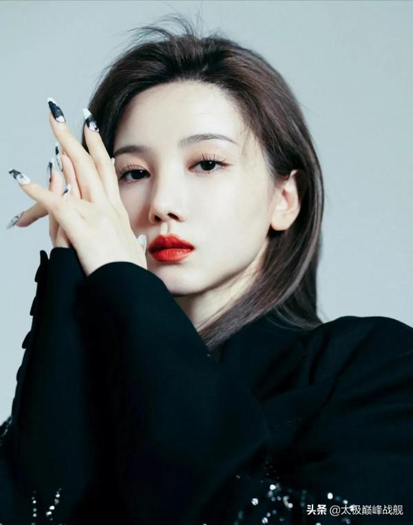 紜，一個美人胚，正正經經一個大美人了