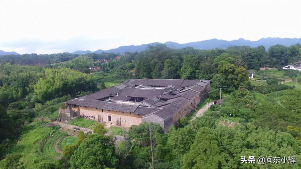 福建鄉村發現一豪宅，建造者是一位13歲的男孩，連悍匪都攻打不下