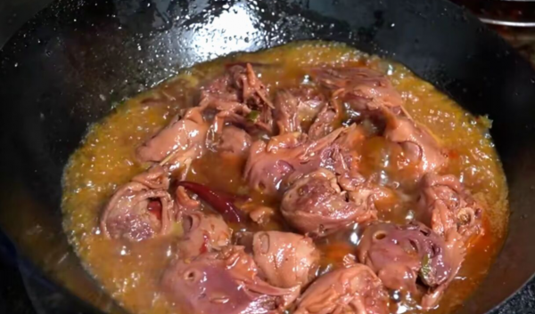 安徽藏在巷子裡的小飯館，用下腳料做招牌，紅燒雞頭20個賣35元