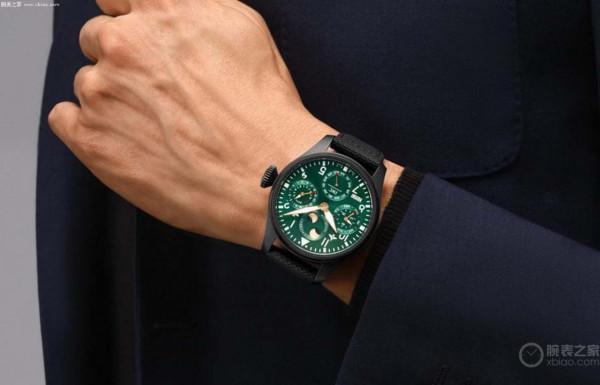 IWC萬國表推出大型飛行員萬年曆腕錶“賽車綠”特別限量版 IWC萬國表推出大型飛行員萬年曆腕錶“賽車綠”特別限量版