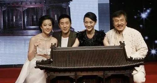 比《甄嬛傳》還精彩的內娛年會，竟變網紅明星一鍋煮的農村婚宴？