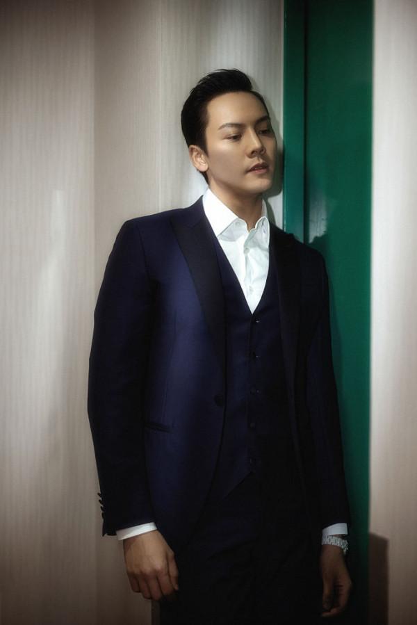 陳偉霆深藍色西服套裝顯沉穩氣質 眼神深邃盡顯優雅貴氣十足 陳偉霆深藍色西服套裝顯沉穩氣質 眼神深邃盡顯優雅貴氣十足