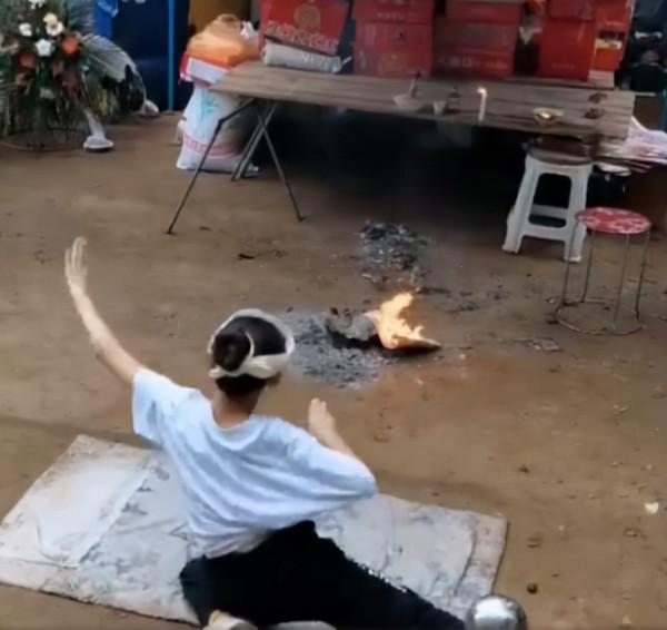 親人去世，小姑娘淚流滿面，跪在地上為其跳起最後一支舞