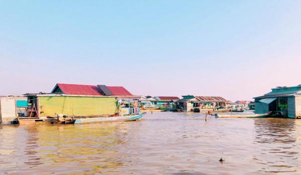 面積有4個新加坡大的淡水湖上，生存著70萬人，沒有國籍常被驅趕