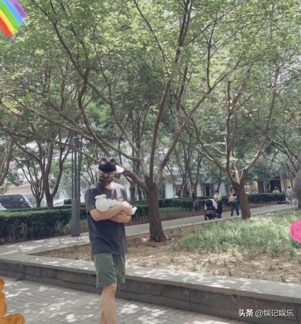 王燦曬全家福慶中秋,小蛋餃露正臉,模樣更像爸爸杜淳 王燦曬全家福慶中秋,小蛋餃露正臉,模樣更像爸爸杜淳