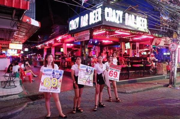 泰國“白人乞丐”越來越多，寧街頭要飯，也不願回國幹活