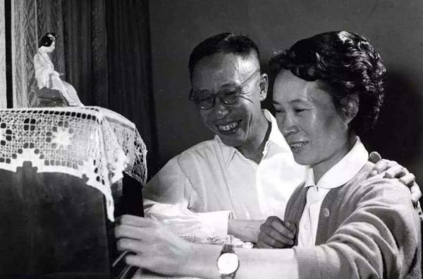 62年毛澤東宴請賓客，開席前故作神秘：有位客人是你們的頂頭上司