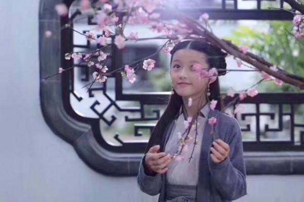 《斛珠夫人》開播，13歲小女主火了，全網都在誇她力壓大女主楊冪