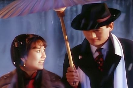 同是給馮程程打傘，周潤發版與黃曉明版，兩個版本的差距有多大？