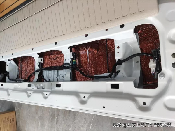 越野硬漢搭配HIFI立體環繞聲讓人意猶未盡，酷路澤升級德國RS音響