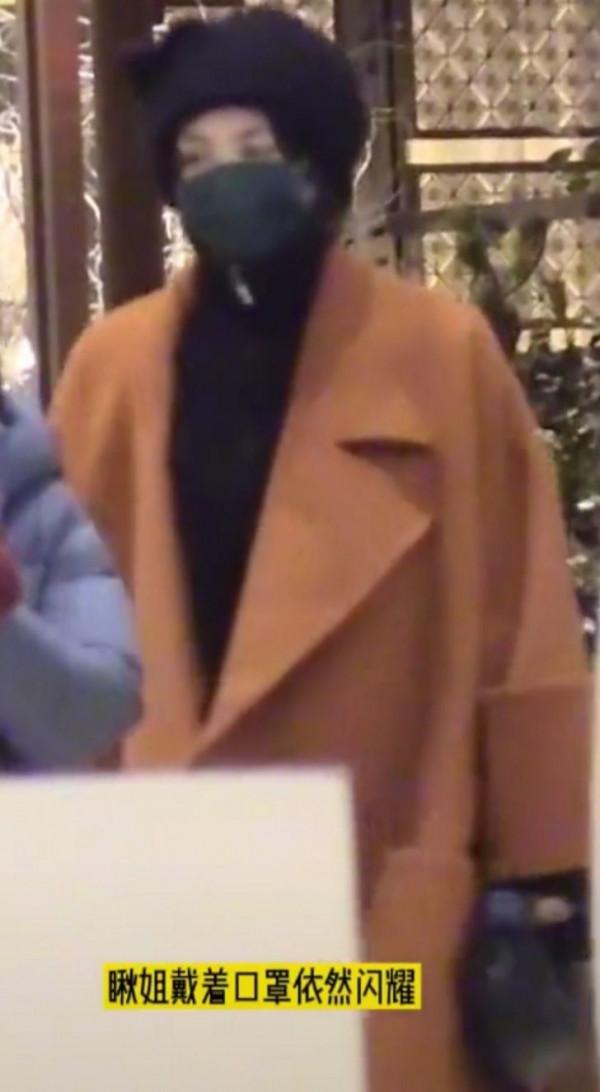 王菲久違驚豔一回！終於露面排場大，穿大衣背萬元包巨星氣場足