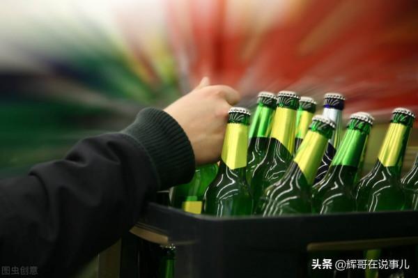 小夥開燒烤店負債50萬，擺攤“手抓啤酒免費喝”，一年收回120萬