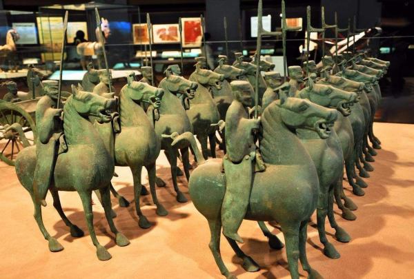 甘肅出土千年前儀仗隊，國寶級“馬踏飛燕”，郭沫若對此喜愛有加