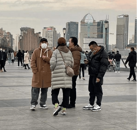 黃渤和一女子挽手引爭議，盤點男星們的那些過界行為