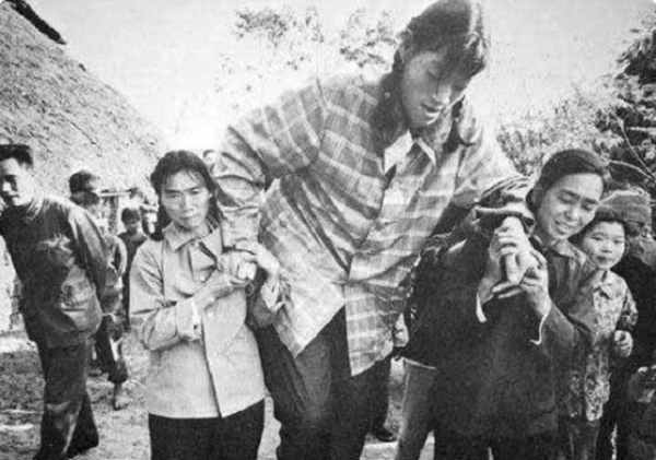女巨人曾金蓮,14歲比姚明高,一頓吃2斤米,為何遺體至今未火化 女巨人曾金蓮,14歲比姚明高,一頓吃2斤米,為何遺體至今未火化