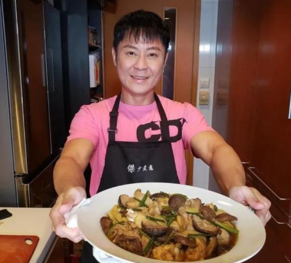 54歲蔡一傑健康出問題!患面板病一度疼痛難耐,脖子上佈滿紅斑 54歲蔡一傑健康出問題!患面板病一度疼痛難耐,脖子上佈滿紅斑