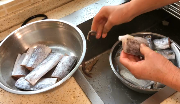 炸帶魚,有人用澱粉,有人用麵糊?都不對,教你正確做法,太香了 炸帶魚,有人用澱粉,有人用麵糊?都不對,教你正確做法,太香了