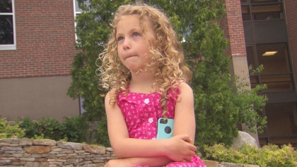 麻省6歲女孩打碎玻璃杯後呼吸不暢,父母第一反應是拼好玻璃碎片 麻省6歲女孩打碎玻璃杯後呼吸不暢,父母第一反應是拼好玻璃碎片