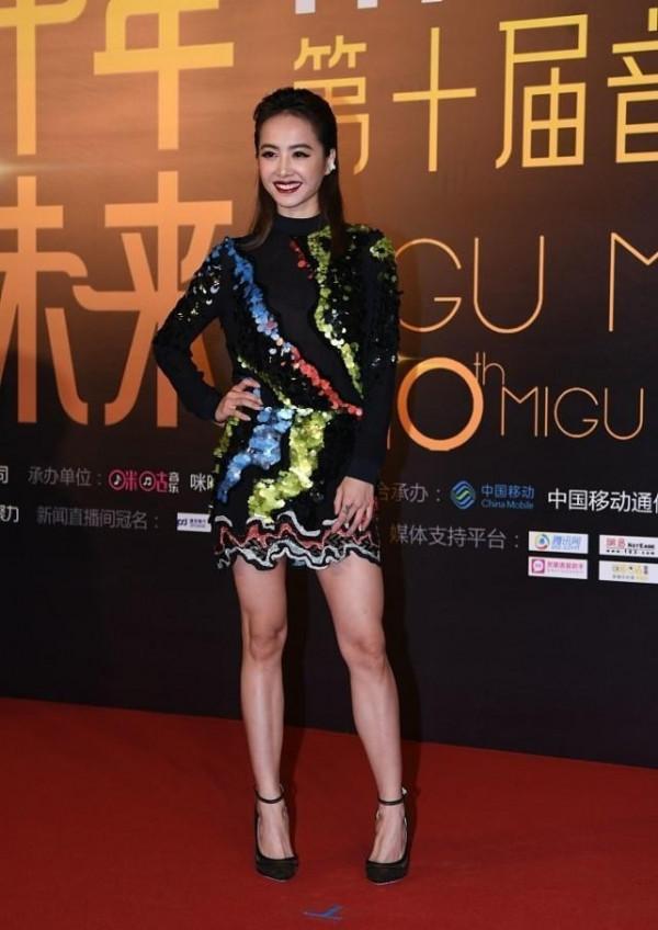 蔡依林真是“潮流教主”，亮片連體褲配“睡袍”，粉配紅都不土