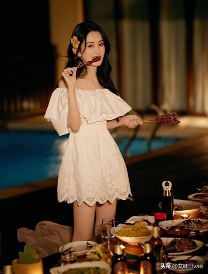 趙麗穎重回“孃家”！穿499T恤配3百開衫超節約，眾人圍繞太受寵