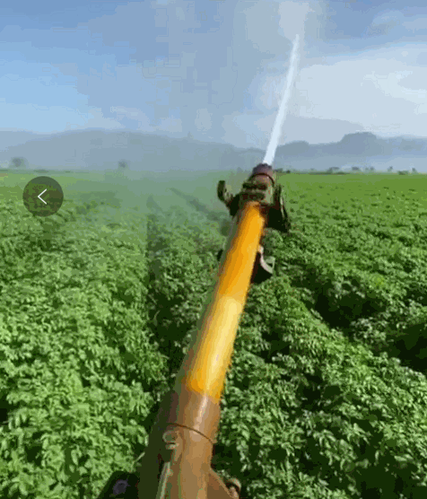 高射水炮澆地，無人機撒農藥…網友：又騙我種地