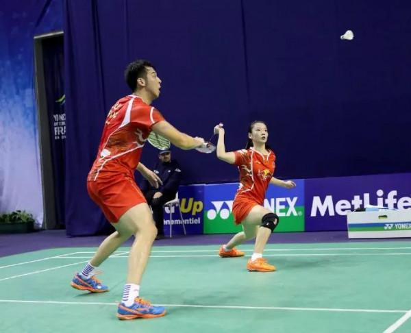 羽球步法教學:不同的擊球情景下,兩隻腳的位置略有不同 羽球步法教學:不同的擊球情景下,兩隻腳的位置略有不同