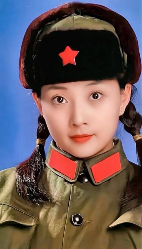 殷桃的軍裝照，個個調皮可愛，英姿颯爽，十張照片詮釋了答案