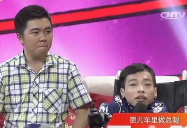 廣東袖珍老總李創利：身高90cm，娶1&period;7米女秘書生兒子，成功逆襲